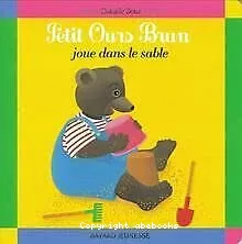 Petit ours brun joue dans le sable