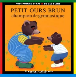 Petit ours brun fait de la gymnastique