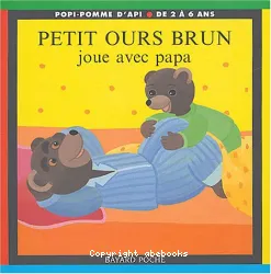 Petit ours brun joue avec papa